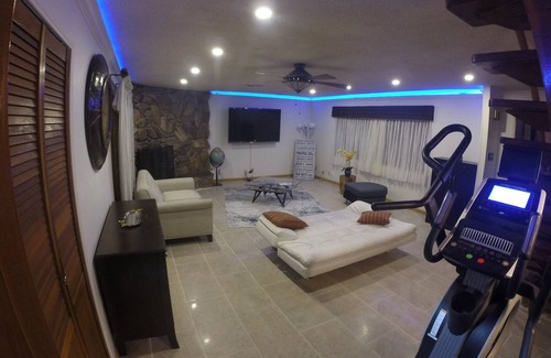 Harbor House | Elegant & Luxurious, Clean & Cheerful entire house