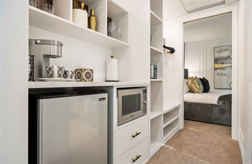 Coal Harbour Apartment | Elegant Luxury: 2 Beds King&Queen - 3 min walk to Convention Ctr | Valet Parking