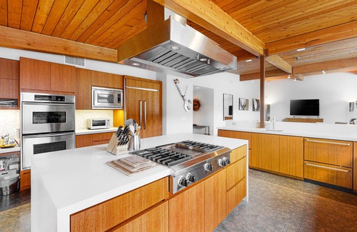 Vista Las Palmas House | Elegant, mid-century Alexander butterfly home w/pool & gas grill