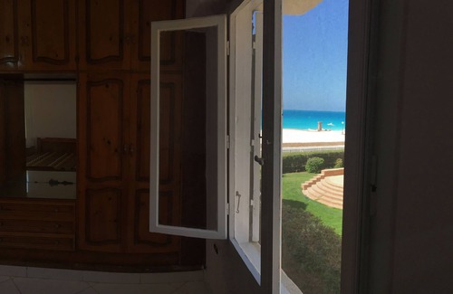 Marina El Alamein Ski Chalet | Elegant Modern Beachfront chalet in Green Beach
