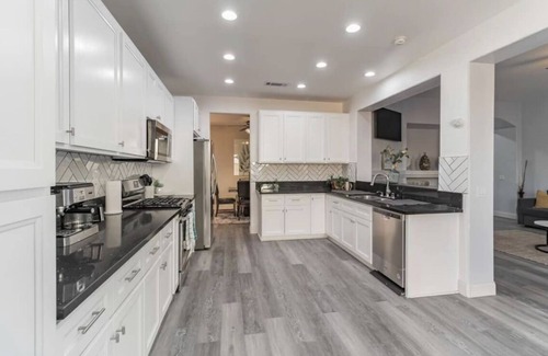Palmdale House | Elegant Modern Home - 4Bd/2.5Ba in Palmdale