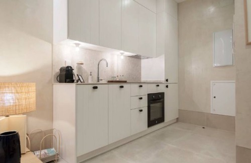 Huertas Apartment | Elegant Neptuno-cortes Apartment for 2 People