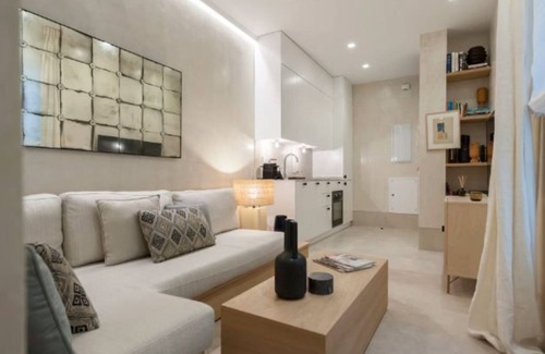 Huertas Apartment | Elegant Neptuno-cortes Apartment for 2 People