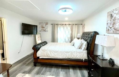 Forest Park House | Elegant Oasis Townhome, 10 Mi to Downtown, near Airport