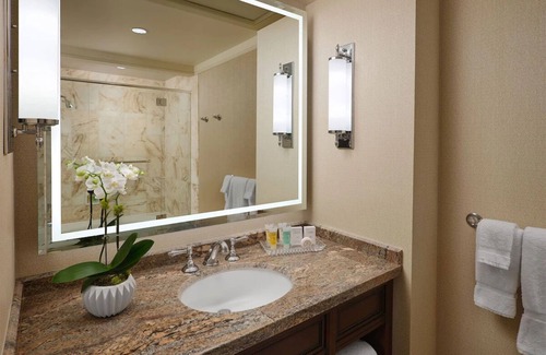 Rio Grande Hotel | Elegant Room w/Heated Pool & Luxurious Décor for Ultimate Relaxation