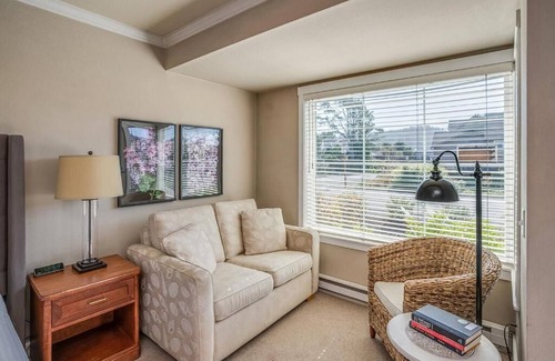 Downtown Cannon Beach Hotel | Elegant Rooms with Modern Comforts – Just Minutes from the Beach!