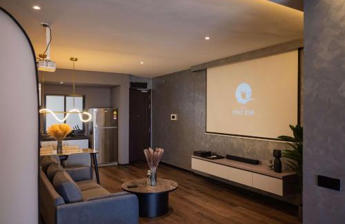 Seri Tanjung Pinang Apartment | Elegant Seaview Projector Lounge by The Only Bnb
