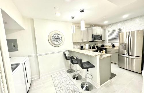 Forest Park House | Elegant Serene- Townhome, 10 Mi to Downtown, near Airport