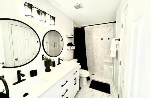 Forest Park House | Elegant Serene- Townhome, 10 Mi to Downtown, near Airport