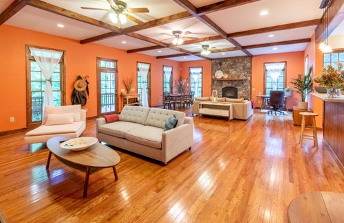 Almond House | Elegant Smoky Mountains Retreat