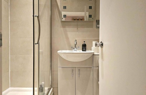College Park and Old Oak Condo | Elegant Spacious London Flat C