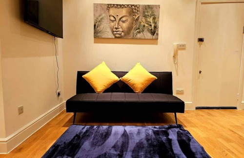 College Park and Old Oak Condo | Elegant Spacious London Flat C