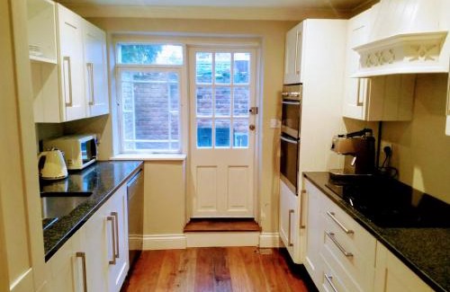Blackheath Apartment | Elegant & spacious parkside 2-bedroom 2-bathroom flat in period building on Blackheath Common - private entrance, great Greenwich location, easy for O2 Arena and City!