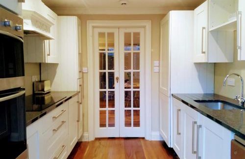 Blackheath Apartment | Elegant & spacious parkside 2-bedroom 2-bathroom flat in period building on Blackheath Common - private entrance, great Greenwich location, easy for O2 Arena and City!