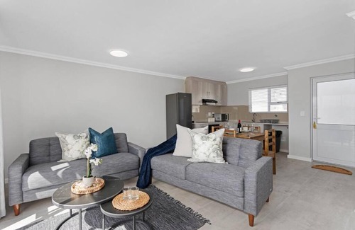 Cape Town Apartment | Elegant, Spotless 2 Bed For Enchanted Stays