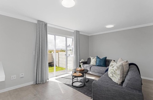 Cape Town Apartment | Elegant, Spotless 2 Bed For Enchanted Stays