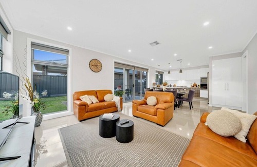 Klemzig House | Elegant Stay at Klemzig | Luxury on Adelaide City Fringe/CBD