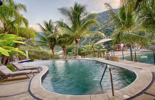 Boca de Tomatlan House | Elegant Suite With Beach View