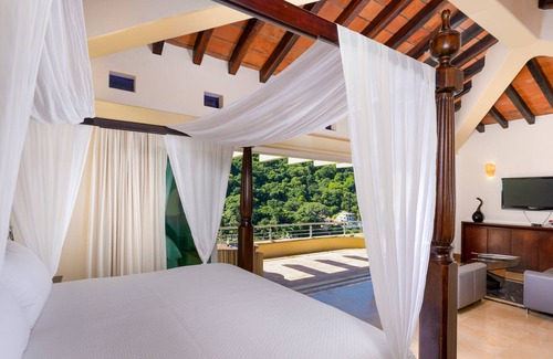 Boca de Tomatlan House | Elegant Suite With Beach View