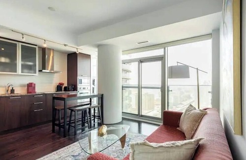 Toronto Entertainment District Apartment | Elegant Suites - CN Tower & Lake View