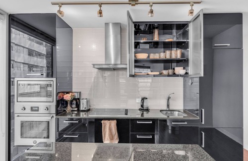 Toronto Entertainment District Apartment | Elegant Suites - CN Tower & Lake View
