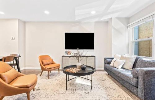Ballston Villa | Elegant Townhome in Heart of Arlington Kid & Pet-Friendly