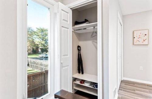 Ballston Villa | Elegant Townhome in Heart of Arlington Kid & Pet-Friendly