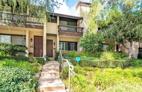 Warner Center House | Elegant Townhome in Prime Location near Luxury Malls and Hiking Trails