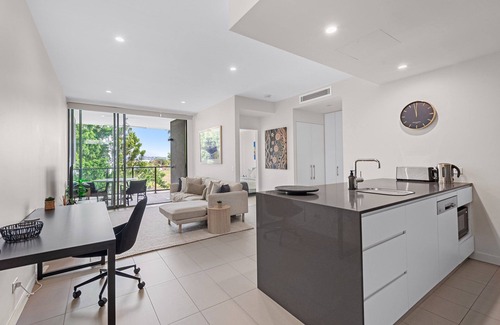 Eagle Farm Apartment | Elegant + Tranquil! 1Bed/1Bath/1Car ~ Hamilton
