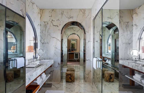 Downtown Seattle Hotel | Elegant Tranquil Room with Stunning City Views In The Heart of Downtown Seattle