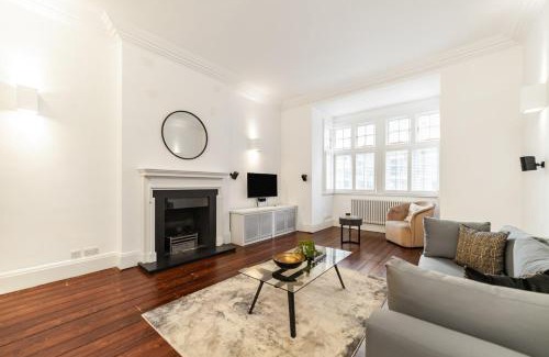 Royal Borough of Kensington and Chelsea Apartment | Elegant Two-Level Kensington Apartment