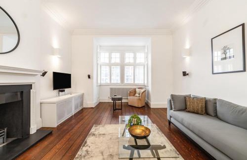 Royal Borough of Kensington and Chelsea Apartment | Elegant Two-Level Kensington Apartment