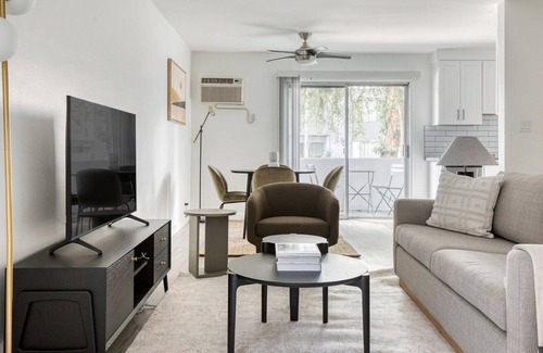 Valley Village Apartment | Elegant Valley Village 1BR w/ Pool, BBQ, near Ventura Blvd, by Blueground