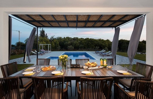 Kavran Villa | Elegant Villa Dolce Bacio with a swimming pool