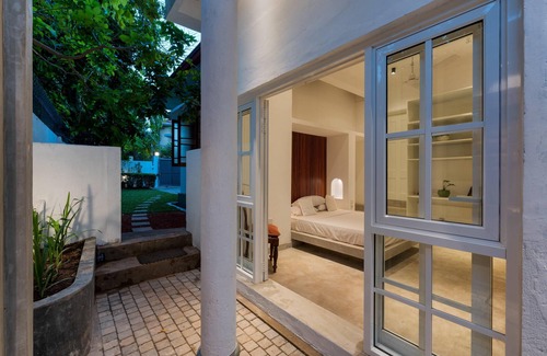 Pamankada East House | Elegant Villa with Private Garden | Sleeps 12.