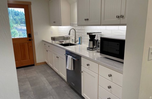 Eugene Apartment | Elegantly appointed guest apartment on beautiful farm estate in west Eugene.