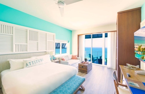 Hollywood Hotel | Elegantly Appointed Oceanview Room For a Luxurious Stay with Outdoor Pool