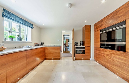 Burford Cottage | Elegantly furnished holiday home in the Cotswolds with a hot tub - Stonelands