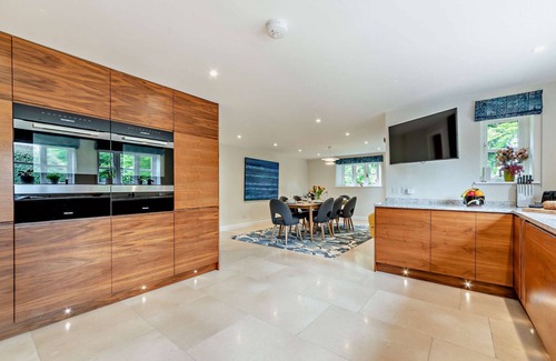 Burford Cottage | Elegantly furnished holiday home in the Cotswolds with a hot tub - Stonelands