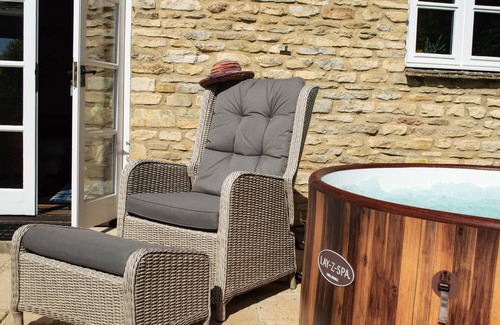 Burford Cottage | Elegantly furnished holiday home in the Cotswolds with a hot tub - Stonelands