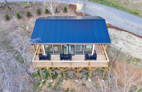Marshall Cabin | Elevated Escape: Cabin in Marshall. Seasonal Mountain Views. <1 mile to downtown