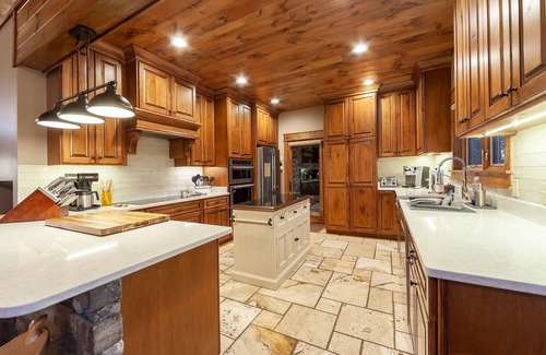 Walland Cabin | 'Elevated Living' ~ Ultra-Luxury on 16 acres w/360° Views ~ Hot Tub!