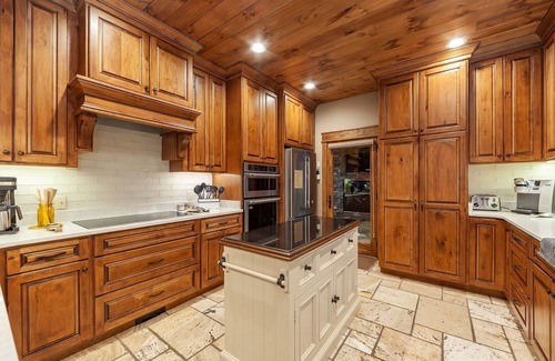Walland Cabin | 'Elevated Living' ~ Ultra-Luxury on 16 acres w/360° Views ~ Hot Tub!