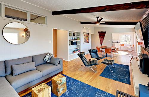 Black Mountain House | Elevation Station