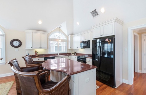 Gold Coast Condo | Elevator, Internet, TV, Cable, Central A/C, Deck, Porch