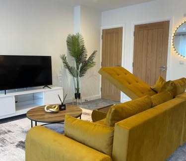 Bournemouth Apartment | ELIM SUITE -Luxury Stylish 1bed Apartment - 7 Mins Drive to Beach, Free Parking Sleeps 2-3 people