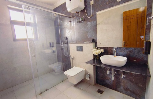 Sector 15 Hotel | Elite 32 Avenue - Near Google Building