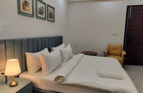 Sector 15 Hotel | Elite 32 Avenue - Near Google Building