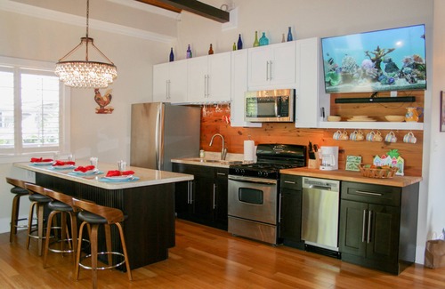 White Street Gallery District House | Eliza Street Retreat, 2 bedroom, 2 bathrm, + loft, private pool, great location