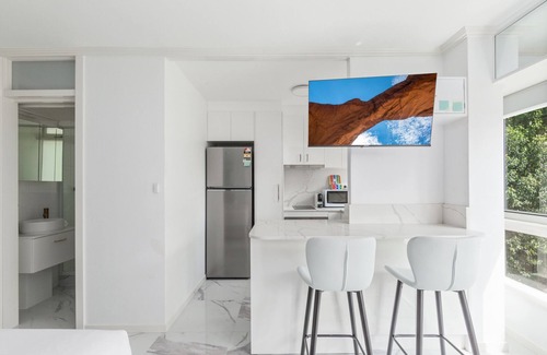 Kings Cross Apartment | Elizabeth Bay Gem: Hidden Beach & Ferry to CBD